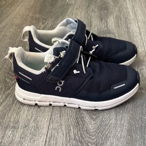 On Running kids Navy and White Sneakers